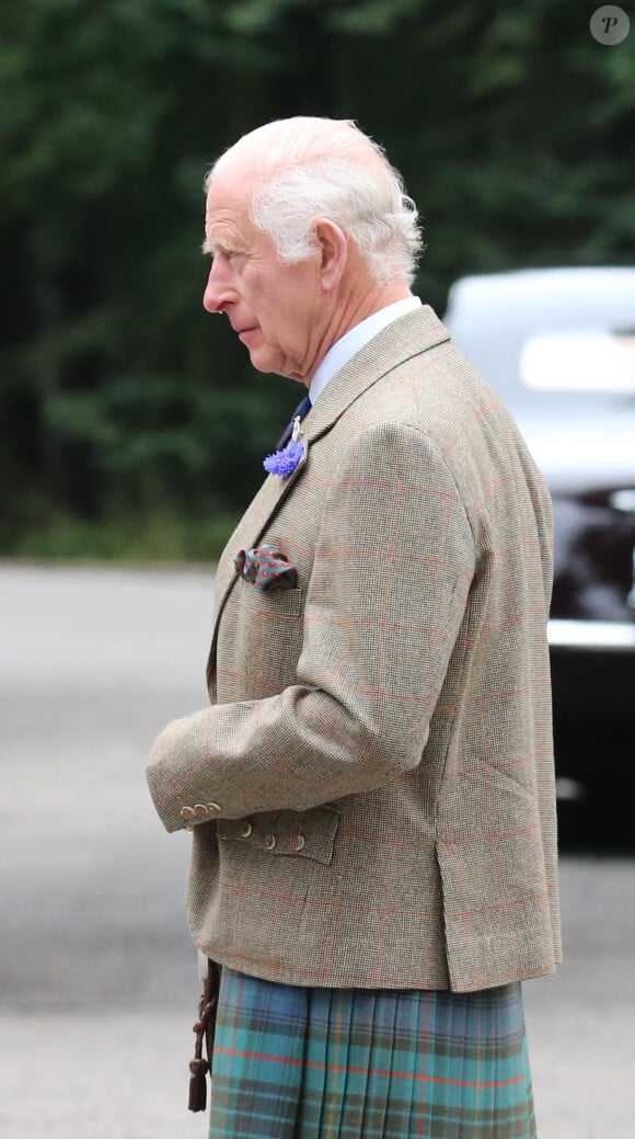 Le roi Charles III d'Angleterre, accueilli par des soldats de la compagnie Balaklava, 5e bataillon du Royal Regiment of Scotland devant le château de Balmoral (Ecosse), où le souverain débute ses vacances d'été, le 19 août 2024.