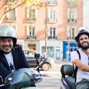 Exclusif - Stéphane Plaza et son collaborateur Antoine Blandin - Stéphane Plaza rend visite à Fabienne Carat et sa soeur Carole, dans leur appartement, à l'occasion du tournage de l'émission "Recherche appartement ou maison". Le 13 septembre 2020 © Tiziano Da Silva / Bestimage