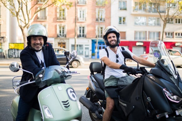 Exclusif - Stéphane Plaza et son collaborateur Antoine Blandin - Stéphane Plaza rend visite à Fabienne Carat et sa soeur Carole, dans leur appartement, à l'occasion du tournage de l'émission "Recherche appartement ou maison". Le 13 septembre 2020 © Tiziano Da Silva / Bestimage