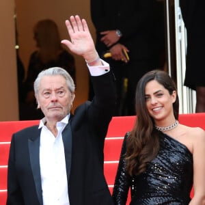 Installé sur un lit d'hôpital, il n'était plus en mesure de sortir de chez lui. 
Alain Delon et sa fille Anouchka à la montée des marches du film "A Hidden Life" lors du 72ème Festival International du Film de Cannes, le 19 mai 2019