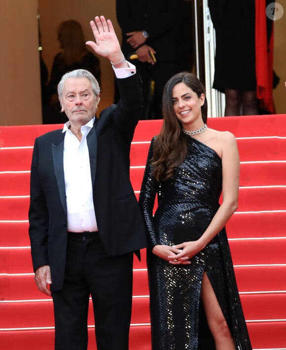 Installé sur un lit d'hôpital, il n'était plus en mesure de sortir de chez lui. 
Alain Delon et sa fille Anouchka à la montée des marches du film "A Hidden Life" lors du 72ème Festival International du Film de Cannes, le 19 mai 2019