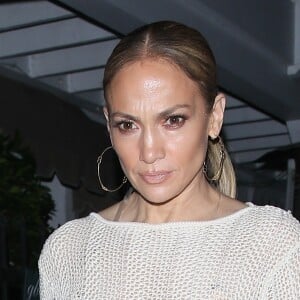 Jennifer Lopez, qui porte toujours son alliance, est allée dîner au restaurant italien Giorgio Baldi. Le 8 Juin 2024 Les rumeurs de divorce se confirmerait-elle ? Il semblerait que le domicile du couple Affleck-Lopez serait mis en vente en toute discrétion.