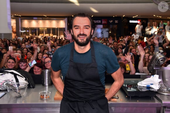 Exclusif - Cyril Lignac est l'invité de la semaine dédiée au chocolat organisée par CAP 3000, la galerie commerciale de Saint-Laurent du Var, le 31 octobre 2017. © Bruno Bebert/Bestimage