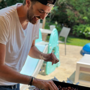 Sur Instagram, il partage quelques images de cette pause détente estivale.
Cyril Lignac profite de ses vacances entouré de ses proches.