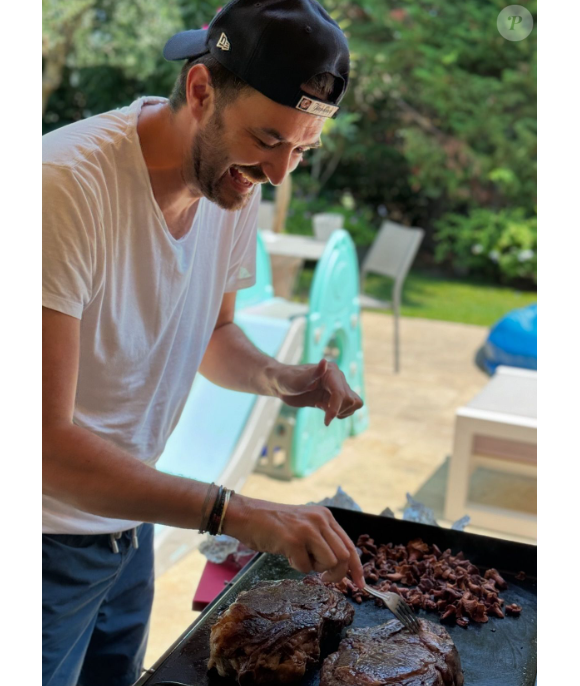 Sur Instagram, il partage quelques images de cette pause détente estivale.
Cyril Lignac profite de ses vacances entouré de ses proches.