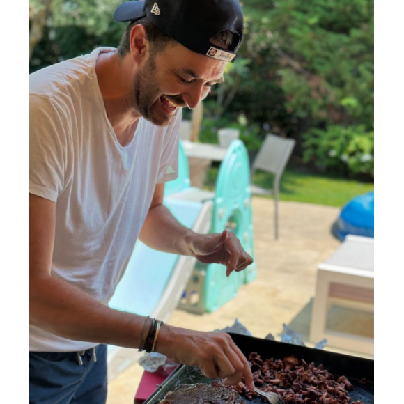 Sur Instagram, il partage quelques images de cette pause détente estivale.
Cyril Lignac profite de ses vacances entouré de ses proches.