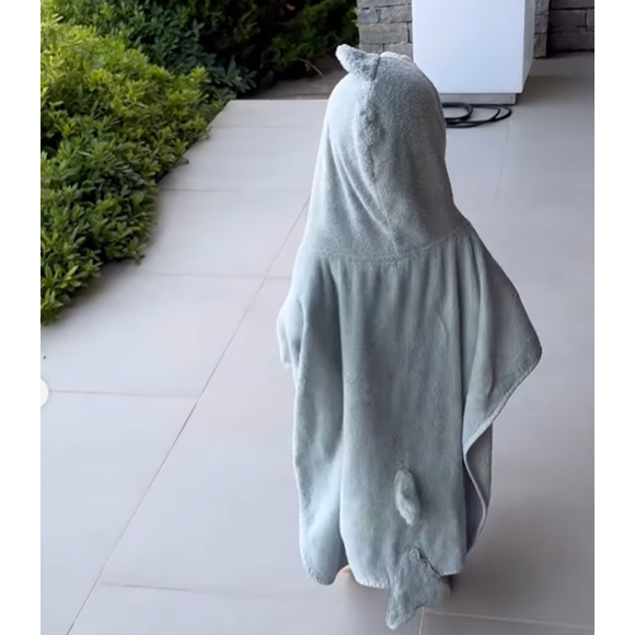 Et de révéler de nouvelles photos de son adorable blondinet.
Cyril Lignac profite de ses vacances entouré de ses proches.