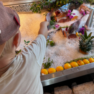 L'occasion pour le chef de profiter de moments de complicité avec son fils Léo, 2 ans.
Cyril Lignac profite de ses vacances entouré de ses proches.