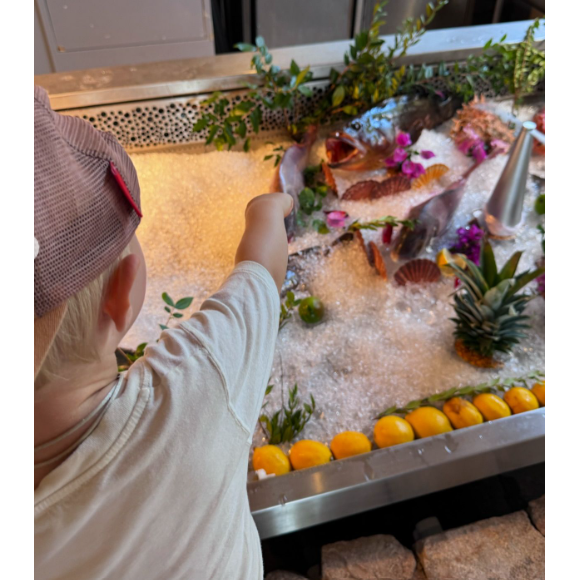 L'occasion pour le chef de profiter de moments de complicité avec son fils Léo, 2 ans.
Cyril Lignac profite de ses vacances entouré de ses proches.