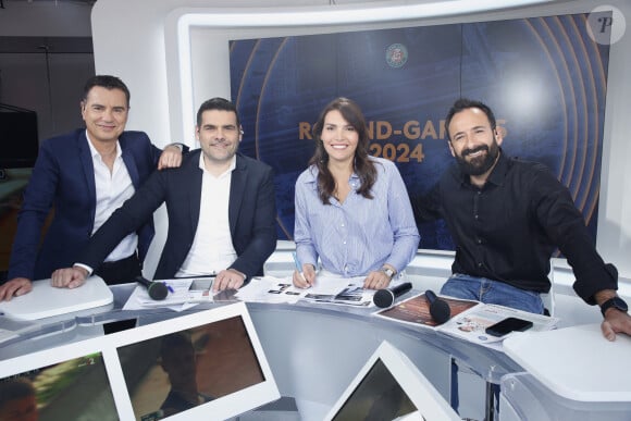 Exclusif - Les journalistes Laurent Luyat, Matthieu Lartot, Inès Lagdiri-Nastasi et Michaël Jeremiasz - Plateau de France Télévision lors des Internationaux de France de Tennis de Roland Garros 2024 - Jour 1 à Paris le 26 Mai 2024. © Bertrand Rindoff / Bestimage