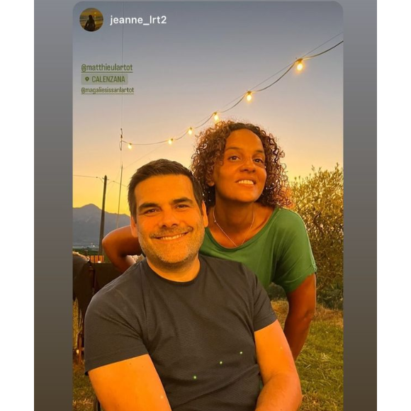 Sur l'une d'entre elles, il apparaît avec sa femme Magalie
Matthieu Lartot en vacances en famille en Corse. Instagram