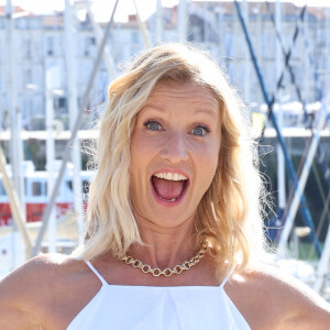 L'été est synonyme de changements pour Alexandra Lamy. 
Alexandra Lamy lors du photocall de la série "Killer Coaster" lors de la 25ème édition du Festival de la fiction de la Rochelle, France. © Denis Guignebourg/BestImage