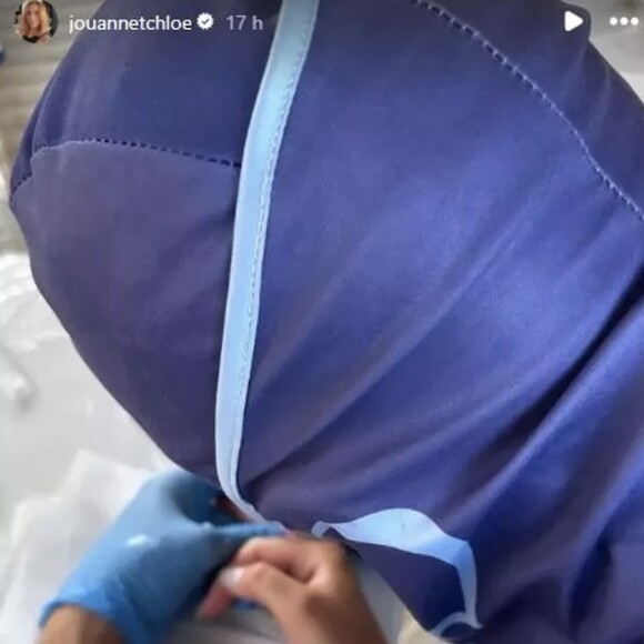 La mère de Chloé Jouannet en vacances avec cette dernière a décidé de s'offrir un souvenir à vie ! 

 Alexandra Lamy s'est faite tatouer en compagnie de sa fille Chloé Jouannet.