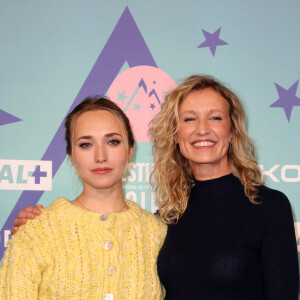 Une manière pour Alexandra Lamy qu'elle est toujours dans le coup et que la jeunesse, ça se cultive ! 
Alexandra Lamy, Chloé Jouannet - 27ème Festival International du Film de Comédie de l'Alpe d'Huez le 17 janvier 2024. © Dominique Jacovides/Bestimage