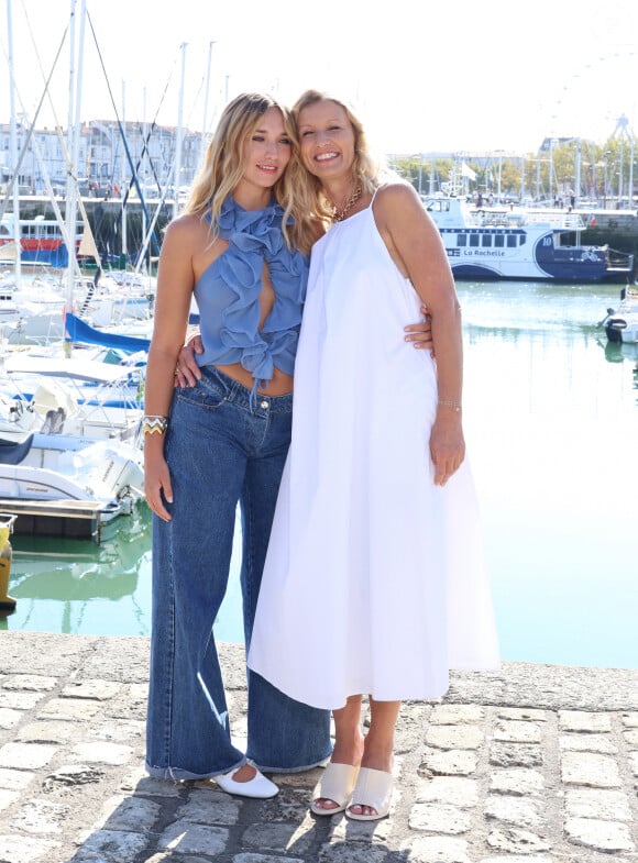 Chloé Jouannet et Alexandra Lamy lors du photocall de la série "Killer Coaster" lors de la 25ème édition du Festival de la fiction de la Rochelle, France, le 13 septembre 2023. © Denis Guignebourg/BestImage