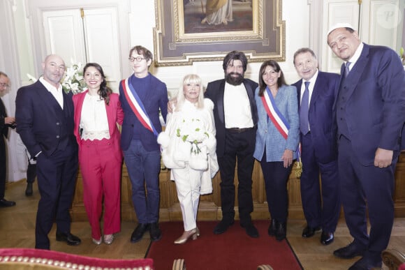 Thomas Dufour et Léa Patouillard (témoins de la mariée), Ariel Weill, Marianne Weitzmann, Malek Halter, Anne Hidalgo, Malik Youyou et Hassen Chalgoumi (les témoins du marié) au mariage civil de M.Halter et de M.Weitzmann à la mairie de Paris Centre (3ème arrondissement) à Paris, France, le 7 février 2023. © Jack Tribeca/Bestimage