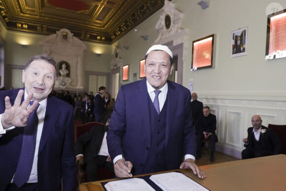 Semi-exclusif - Malik Youyou, Hassen Chalgoumi au mariage civil de M.Halter et de M.Weitzmann à la mairie de Paris Centre (3ème arrondissement) à Paris, France, le 7 février 2023. © Jack Tribeca/Bestimage