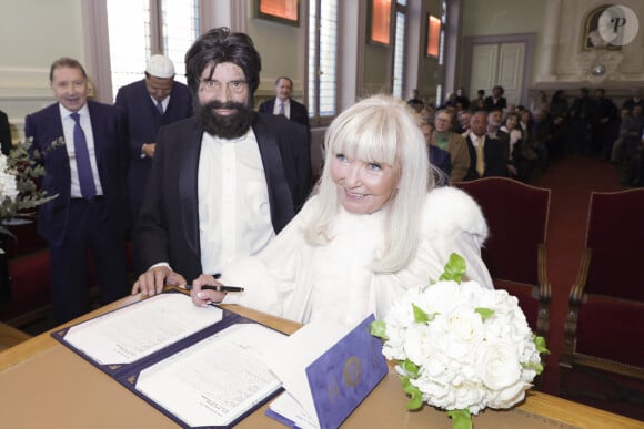 Marek Halter et Marianne Weitzmann lors de leur mariage civil à la mairie de Paris Centre (3ème arrondissement) à Paris, France, le 7 février 2023. © Jack Tribeca/Bestimage