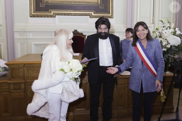 Ariel Weill, Marianne Weitzmann, Marek Halter, Anne Hidalgo au mariage civil de M.Halter et de M.Weitzmann à la mairie de Paris Centre (3ème arrondissement) à Paris, France, le 7 février 2023. © Jack Tribeca/Bestimage