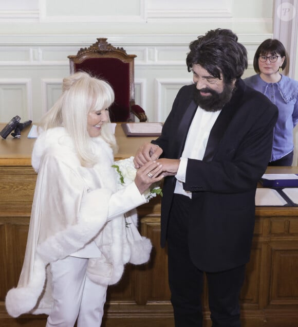 Ariel Weill, Marianne Weitzmann, Marek Halter, Anne Hidalgo au mariage civil de M.Halter et de M.Weitzmann à la mairie de Paris Centre (3ème arrondissement) à Paris, France, le 7 février 2023. © Jack Tribeca/Bestimage