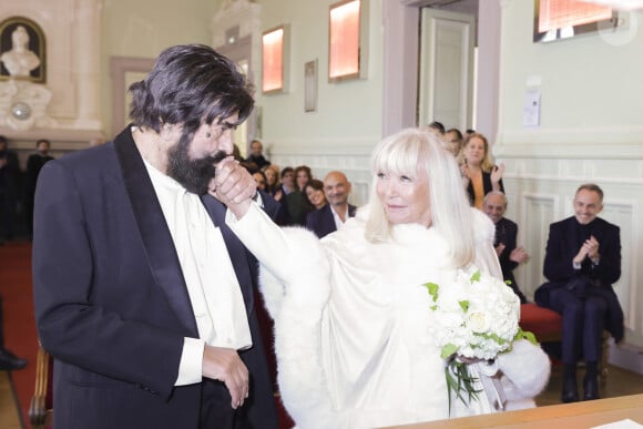 Sa maladie s'est déclarée peu après son mariage avec l'auteur qui a eu lieu en 2023.
Marek Halter et Marianne Weitzmann lors de leur mariage civil à la mairie de Paris Centre (3ème arrondissement) à Paris, France, le 7 février 2023. © Jack Tribeca/Bestimage