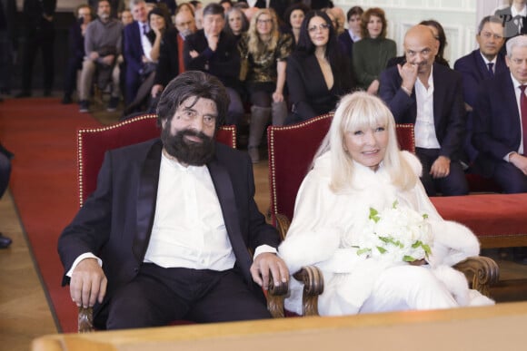 Marek Halter et Marianne Weitzmann lors de leur mariage civil à la mairie de Paris Centre (3ème arrondissement) à Paris, France, le 7 février 2023. © Jack Tribeca/Bestimage