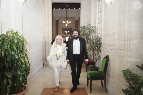 Marek Halter et Marianne Weitzmann lors de leur mariage civil à la mairie de Paris Centre (3ème arrondissement) à Paris, France, le 7 février 2023. © Jack Tribeca/Bestimage