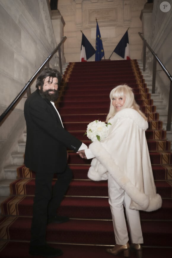 Marek Halter et Marianne Weitzmann lors de leur mariage civil à la mairie de Paris Centre (3ème arrondissement) à Paris, France, le 7 février 2023. © Jack Tribeca/Bestimage