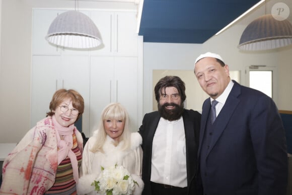 L'imam Chalgoumi, témoin de Marek Halter à son mariage, a partagé la triste information et ses pensées les plus émues
Mme German (Ambassadrice d’Israël en France), Marianne Weitzmann, Marek Halter, Hassen Chalgoumi au mariage civil de M.Halter et de M.Weitzmann à la mairie de Paris Centre (3ème arrondissement) à Paris, France, le 7 février 2023. © Jack Tribeca/Bestimage