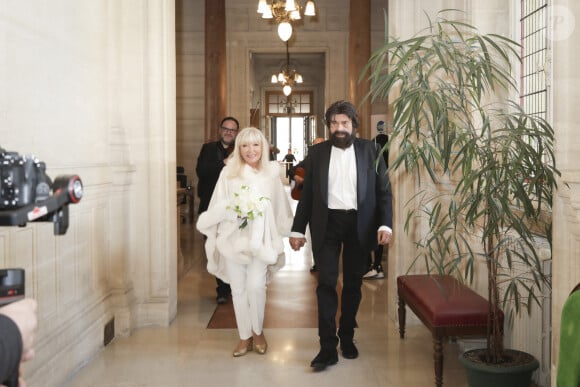 Marek Halter et Marianne Weitzmann lors de leur mariage civil à la mairie de Paris Centre (3ème arrondissement) à Paris, France, le 7 février 2023. © Jack Tribeca/Bestimage