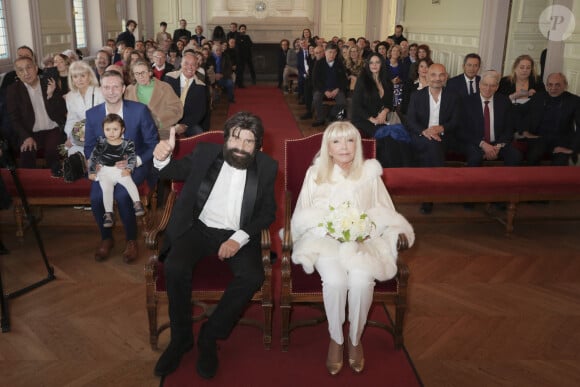 Marek Halter et Marianne Weitzmann lors de leur mariage civil à la mairie de Paris Centre (3ème arrondissement) à Paris, France, le 7 février 2023. © Jack Tribeca/Bestimage