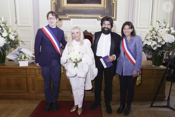 Ariel Weill, Marianne Weitzmann, Marek Halter, Anne Hidalgo au mariage civil de M.Halter et de M.Weitzmann à la mairie de Paris Centre (3ème arrondissement) à Paris, France, le 7 février 2023. © Jack Tribeca/Bestimage