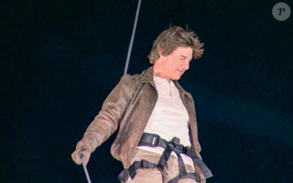 Tom Cruise lors du passage de drapeau olympique entre Paris et Los Angeles pendant la cérémonie de clôture des Jeux Olympiques de Paris (JO) 2024 au Stade de France, à Saint-Denis banlieue de Paris, France, le 11 août 2024. © Capture TV France 2 via Bestimage 