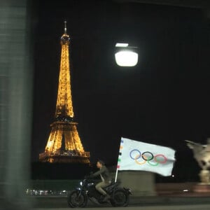 Tom Cruise lors du passage du drapeau olympique entre Paris et los Angeles - Cérémonie de Clôture des Jeux Olympiques de Paris (JO 2024) au Stade de France le 11 août 2024. © Capture France TV via Bestimage