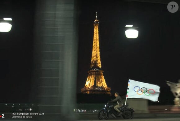 Tom Cruise lors du passage du drapeau olympique entre Paris et los Angeles - Cérémonie de Clôture des Jeux Olympiques de Paris (JO 2024) au Stade de France le 11 août 2024. © Capture France TV via Bestimage