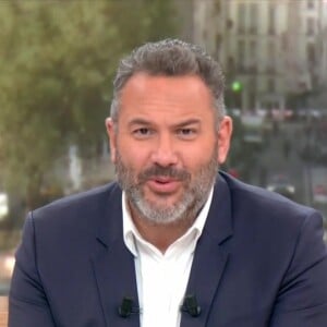 Bruce Toussaint a été loin de se montrer ravi par cette idée...
Bruce Toussaint sur le plateau de "Bonjour !"