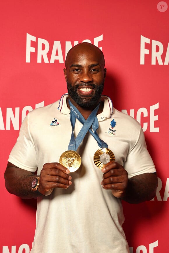 Le plus grand judoka de tous les temps, Teddy Riner, pose avec ses deux médailles d'Or (victoire en individuelle +100kg et victoire en équipe face au Japon) au Club France lors des Jeux Olympiques de Paris2024 (JO). Paris, le 3 août 2024. © Jeremy Melloul/Bestimage 