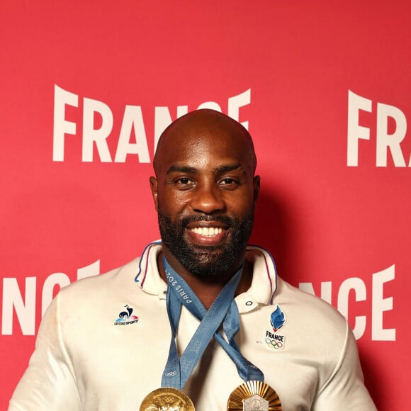 Le plus grand judoka de tous les temps, Teddy Riner, pose avec ses deux médailles d'Or (victoire en individuelle +100kg et victoire en équipe face au Japon) au Club France lors des Jeux Olympiques de Paris2024 (JO). Paris, le 3 août 2024. © Jeremy Melloul/Bestimage 