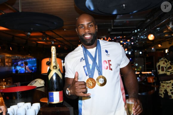 Le judoka a remporté deux nouvelles médailles d'or, une individuelle et l'autre par équipe
Exclusif - Teddy Riner - Teddy Riner fête son titre de champion Olympique de judo en équipe mixte au restaurant "Podium" du groupe (Les bistrots Pas Parisiens) à Paris le 3 aout 2024. © Rachid Bellak/Bestimage 