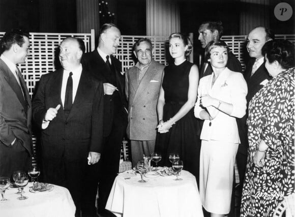 ... qui lui a permis d'entrer dans le monde du cinéma.Réception de la presse à Cannes, Brigitte Auber avec Alfred Hitchcock, Grace Kelly et Cary Grant au début du tournage de La main au collet. Photo by Alamy/ABACAPRESS.COM