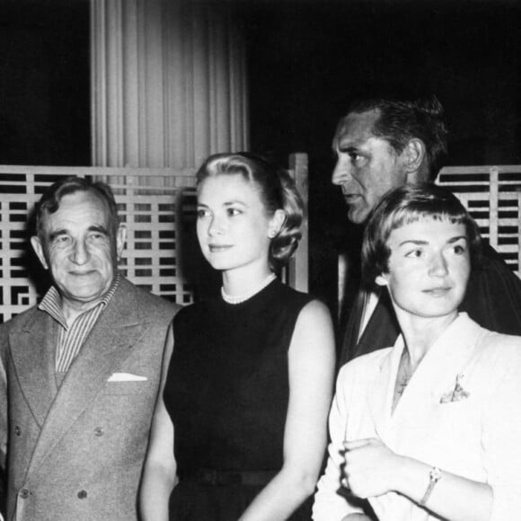 ... qui lui a permis d'entrer dans le monde du cinéma.Réception de la presse à Cannes, Brigitte Auber avec Alfred Hitchcock, Grace Kelly et Cary Grant au début du tournage de La main au collet. Photo by Alamy/ABACAPRESS.COM