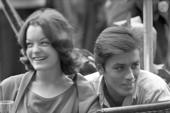 Leur relation sera passionnée et houleuse après des débuts compliqués.L'acteur français Alain Delon et l'actrice française d'origine allemande Romy Schneider assis et riant dans un café de la Via Veneto. Rome, 05/10/1959. Photo de Licio D'Aloisio/Mondadori Portfolio via ZUMA Press/ABACAPRESS.COM