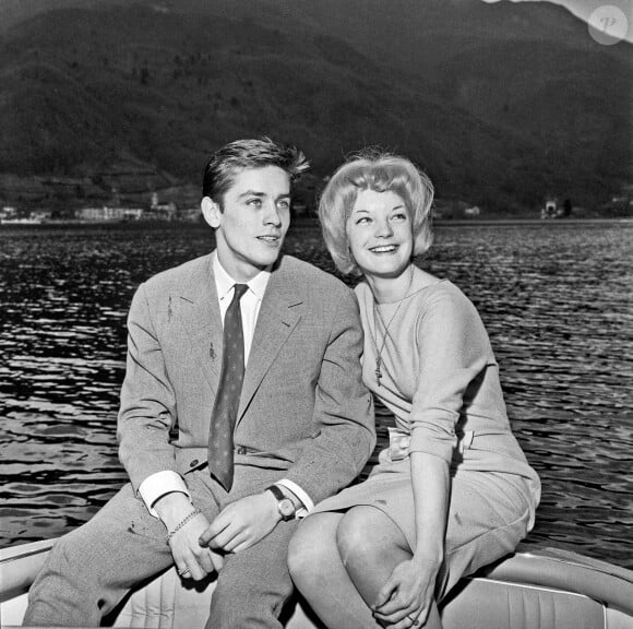 Alain Delon sur le lac de Lugano avec Romy Schneider lors de leurs fiançailles à Vico Morcote, en Suisse, 25/03/1959. Photo par Mondadori Portfolio via ZUMA Press/ABACAPRESS.COM