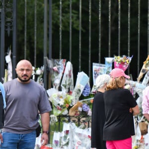 Anouchka Delon, fille d'Alain Delon, regarde les bouquets de fleurs déposés en hommage à son père à la porte d'entrée de la propriété de Delon, La Brulerie, à Douchy, le 21 août 2024. Photo par ABACAPRESS.COM