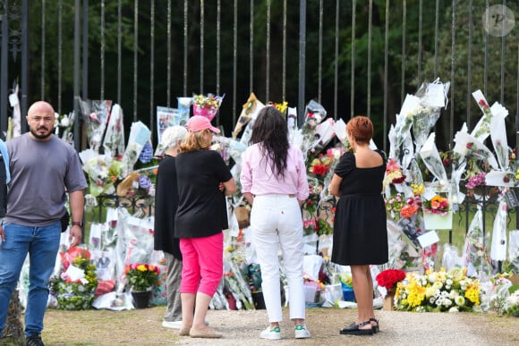 Anouchka Delon, fille d'Alain Delon, regarde les bouquets de fleurs déposés en hommage à son père à la porte d'entrée de la propriété de Delon, La Brulerie, à Douchy, le 21 août 2024. Photo par ABACAPRESS.COM