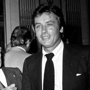 Photo prise le 23 septembre 1980 de l'acteur Jean-Paul Belmondo, aux côtés de son père Paul Belmondo et de l'acteur Alain Delon, recevant la Légion d'honneur à Paris, France. Photo par APS-Medias/ABACAPRESS.COM