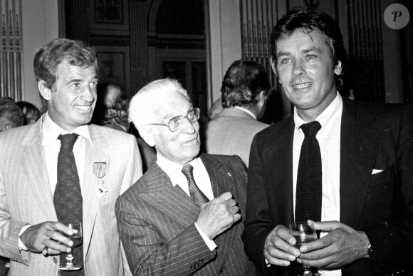 Photo prise le 23 septembre 1980 de l'acteur Jean-Paul Belmondo, aux côtés de son père Paul Belmondo et de l'acteur Alain Delon, recevant la Légion d'honneur à Paris, France. Photo par APS-Medias/ABACAPRESS.COM