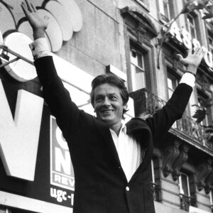 Alain Delon salue la foule lors de la première de Parole De Flic le 27 août 1985. Photo par ABACAPRESS.COM