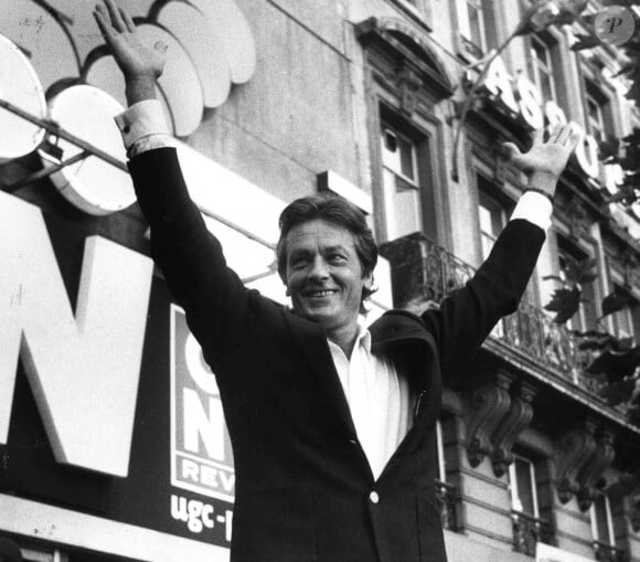 Alain Delon salue la foule lors de la première de Parole De Flic le 27 août 1985. Photo par ABACAPRESS.COM