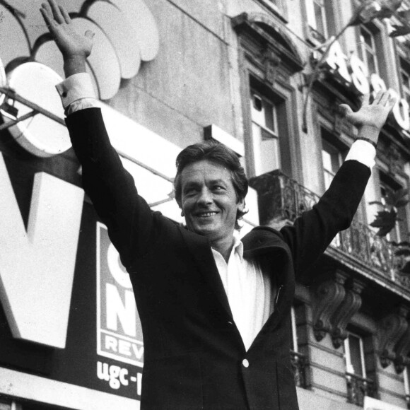 Alain Delon salue la foule lors de la première de Parole De Flic le 27 août 1985. Photo par ABACAPRESS.COM